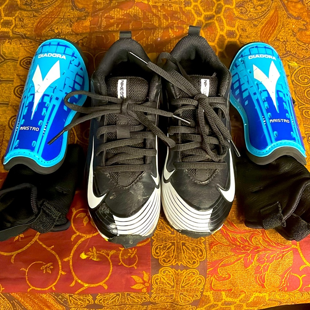 Nike Vapor Baseball Soccer football shoes / cleats and shin guards size 13c kids